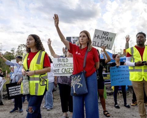 Survey: Two out of three Latinos disapprove of Trump's management and fear immigration raids