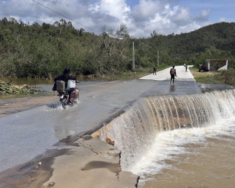 Suspended trains, buses with detours and damaged roads: transportation in Cuba a week from Melissa