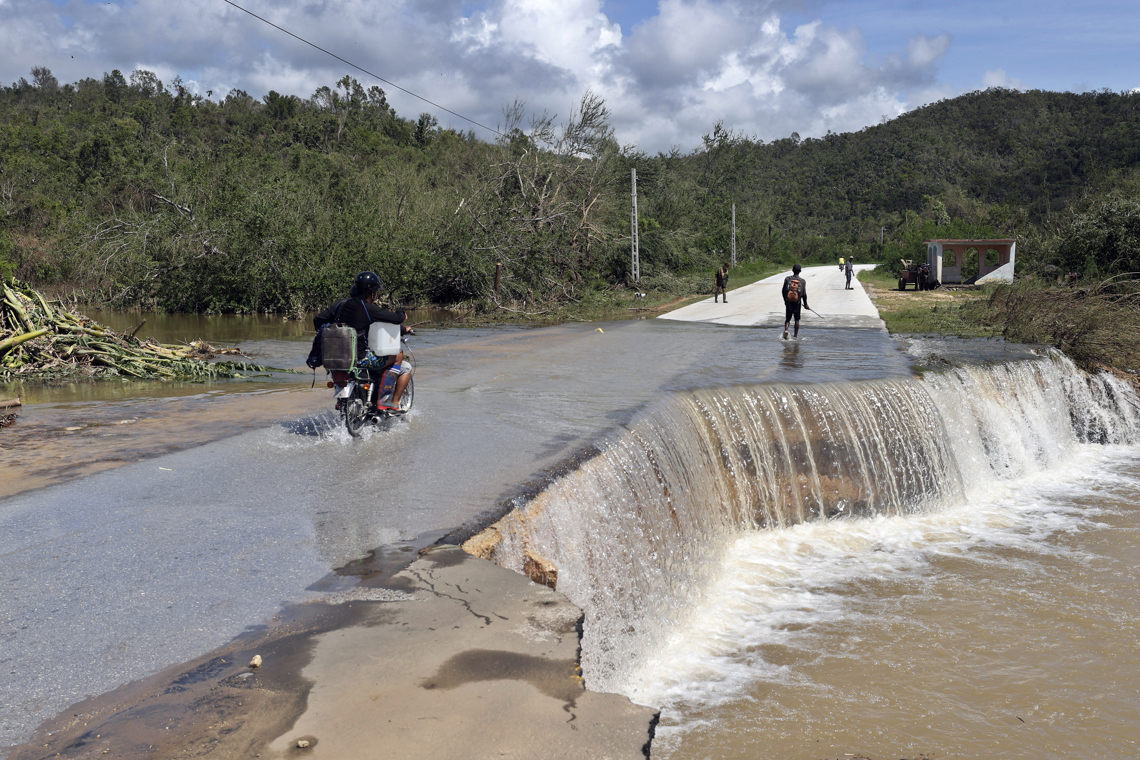 Suspended trains, buses with detours and damaged roads: transportation in Cuba a week from Melissa