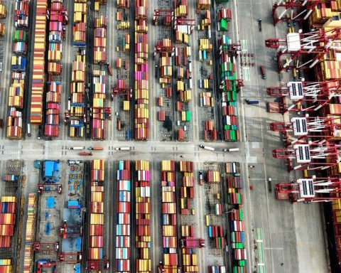 Tariffs, Trump's supreme weapon, on trial before the Supreme Court