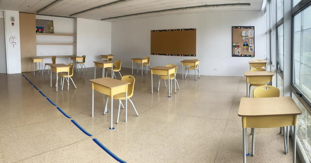 Teachers took shelter on the ground during an attack by dissidents in Potrerito, Jamundí