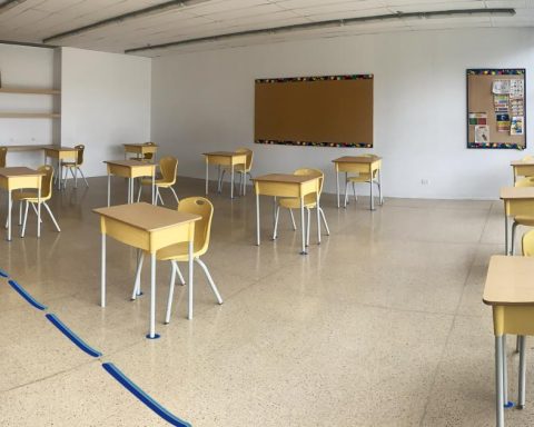 Teachers took shelter on the ground during an attack by dissidents in Potrerito, Jamundí