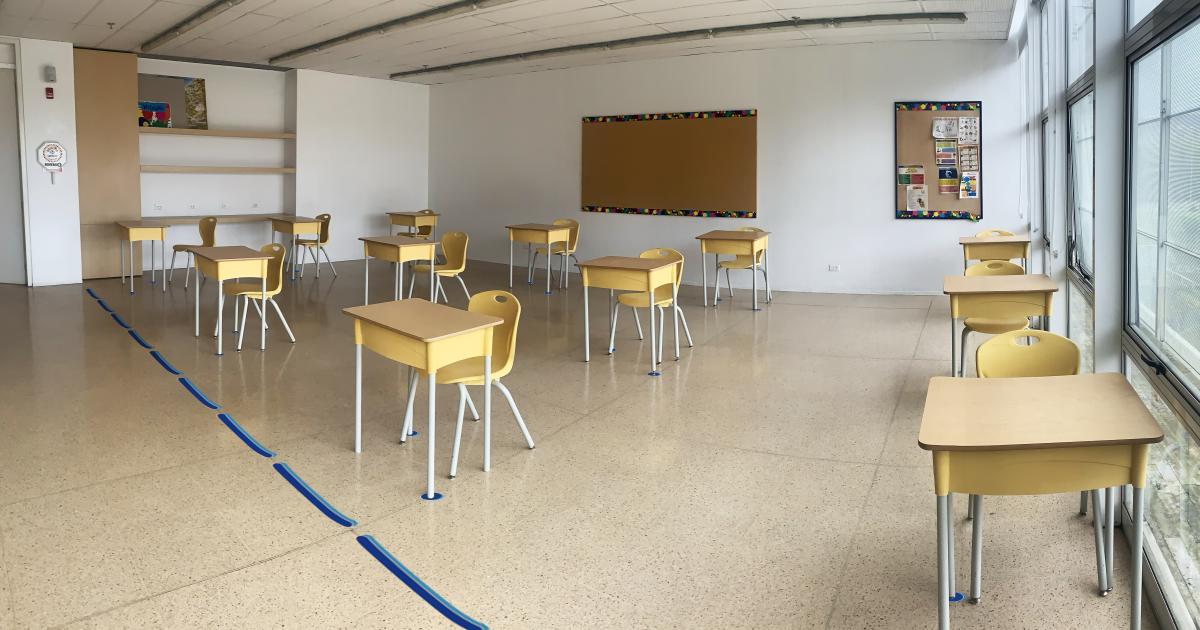 Teachers took shelter on the ground during an attack by dissidents in Potrerito, Jamundí