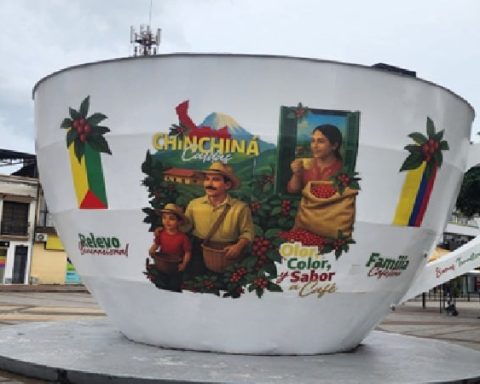 Taza gigante en Chinchiná, Caldas.