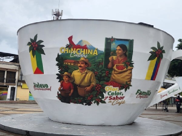 Taza gigante en Chinchiná, Caldas.