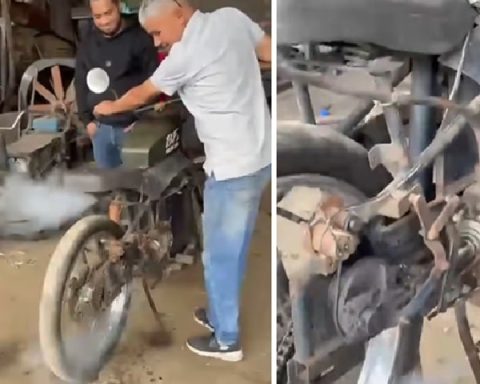Motocicleta hecha a vapor por un inventor colombiano.
