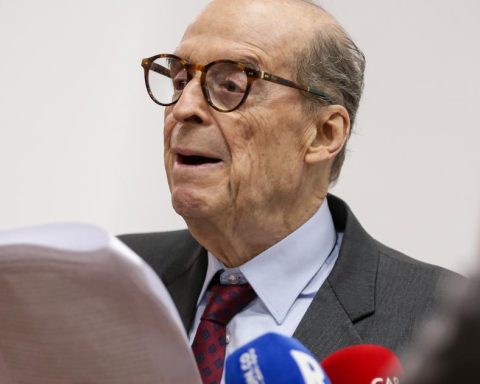 The Prosecutor's Office will charge Álvaro Leyva for problems in the passport tender