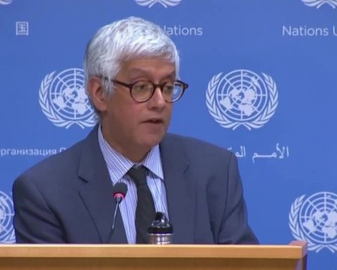 The UN encourages the US and Venezuela to "dialogue" and offers them its "good offices"