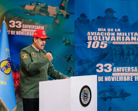 The US deployment against Venezuela: Maduro instructs the air force to be "alert and ready"