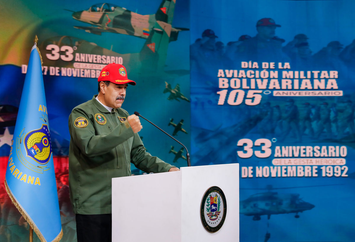 The US deployment against Venezuela: Maduro instructs the air force to be "alert and ready"