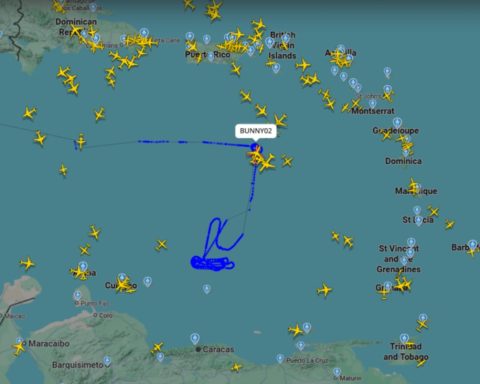 The US urges commercial flights to "exercise extreme caution" when flying over Venezuela "dangerous situation"