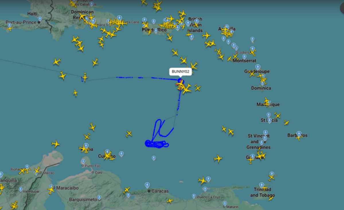 The US urges commercial flights to "exercise extreme caution" when flying over Venezuela "dangerous situation"