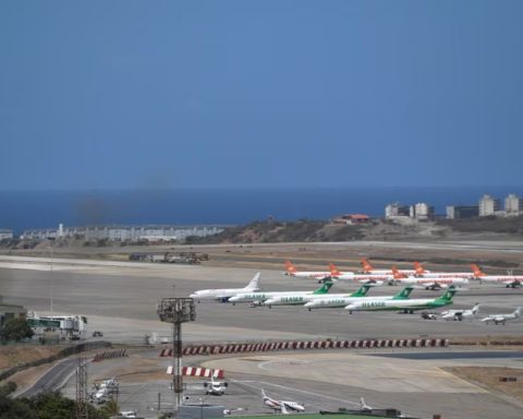 The US warns about risks in Maiquetía airspace due to increased military activity