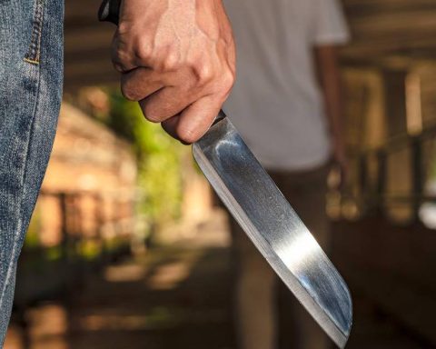 The authorities captured an individual who attacked a man with a knife inside the Espiritú Sa church