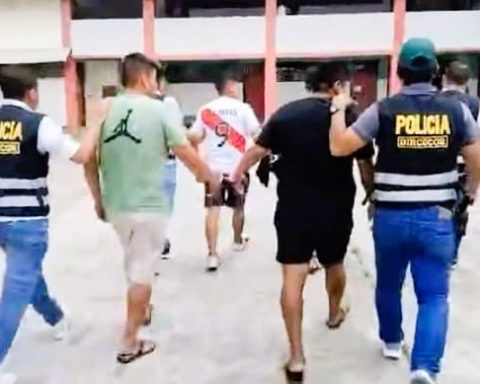 The disappearance of 2 AKM rifles is now added to the arrest of 8 police officers