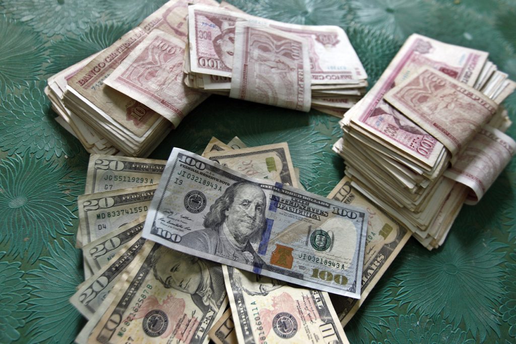 The dollar continues to decline amid signs against its reference rate in the informal market