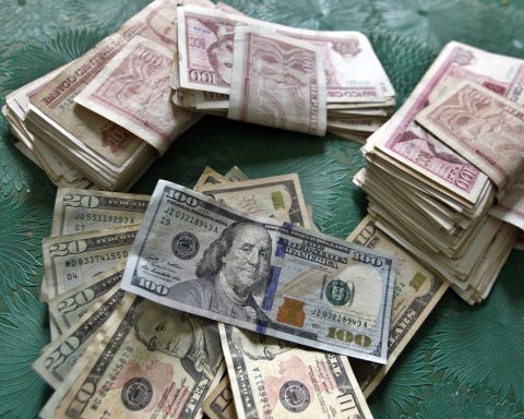 The dollar continues to decline amid signs against its reference rate in the informal market