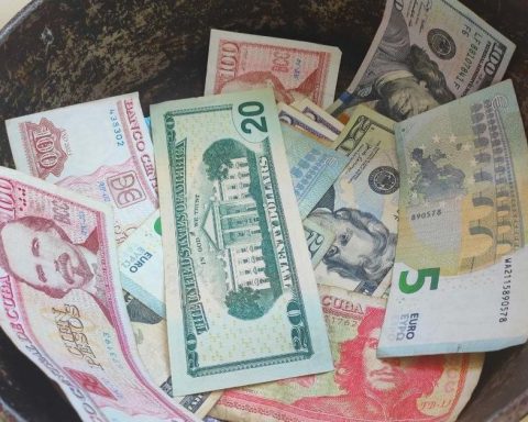 The dollar will return to close to 500 pesos at the end of the month