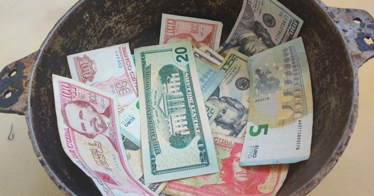 The dollar will return to close to 500 pesos at the end of the month