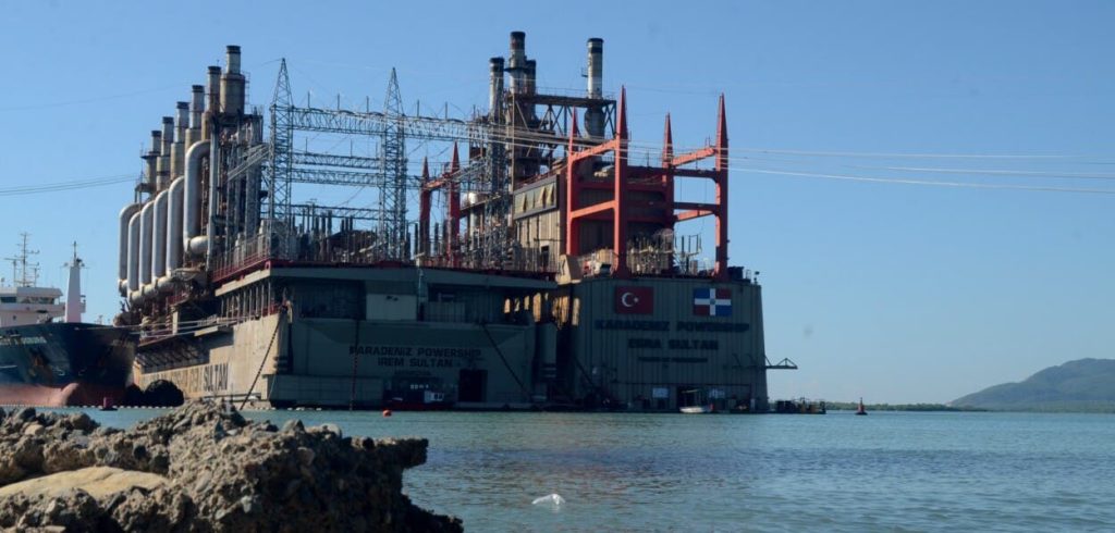 El gran dilema de las tres barcazas de generación de electricidad en la playa Los Negros, en Azua