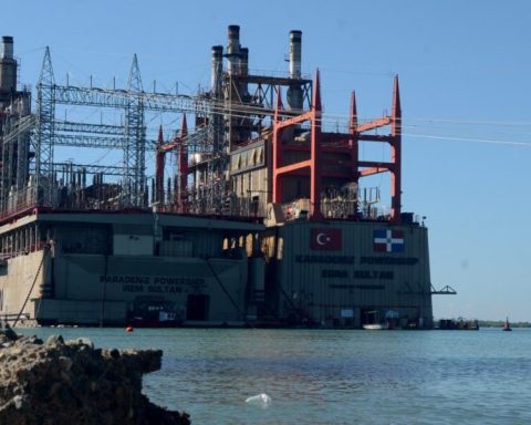 El gran dilema de las tres barcazas de generación de electricidad en la playa Los Negros, en Azua