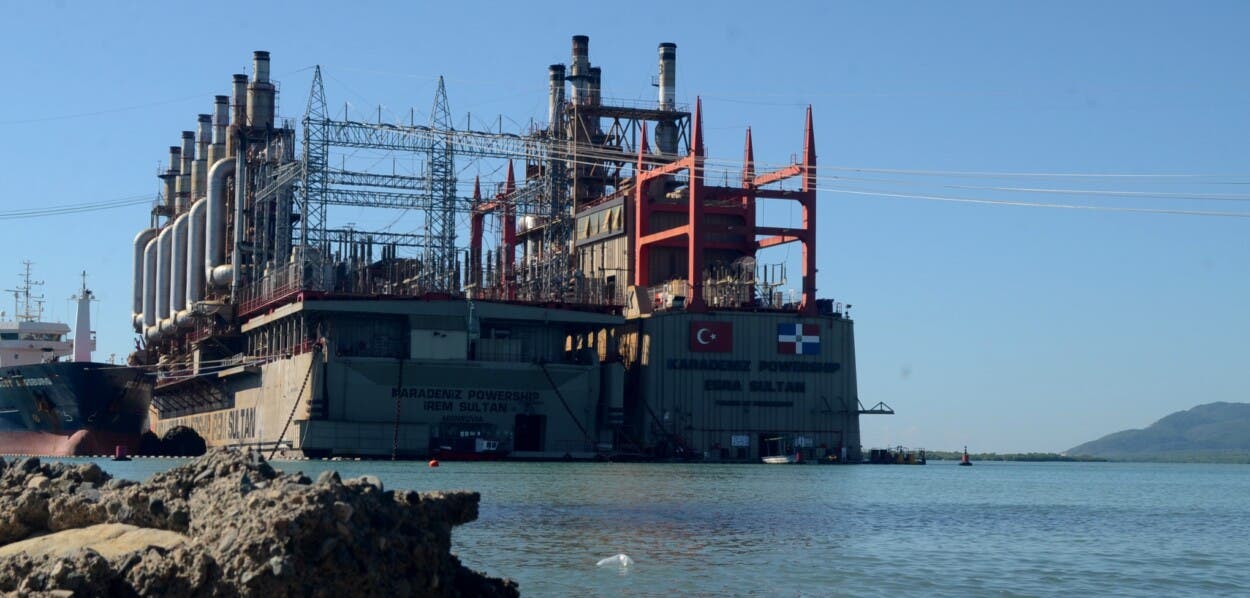 El gran dilema de las tres barcazas de generación de electricidad en la playa Los Negros, en Azua