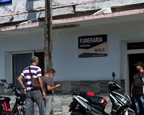 The intense activity of funeral homes refutes the official discourse on virus control