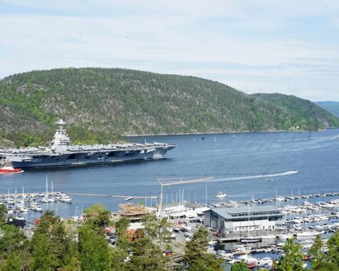 The largest US aircraft carrier already sails through the Caribbean