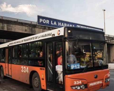 The only bus assembler in Cuba stops due to lack of electricity