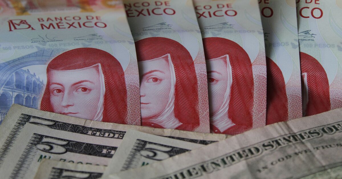 The peso rises slightly amid caution over US economic data