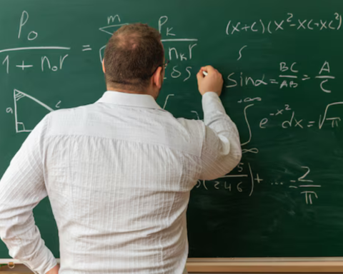 The same classroom, two realities: the salary gap between public and private teachers