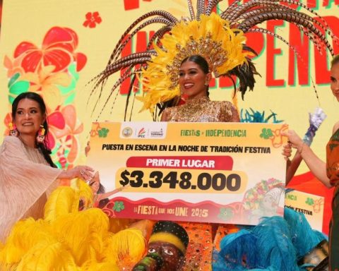 These are the winners of the handmade costume in the Reign of Independence of Cartagena