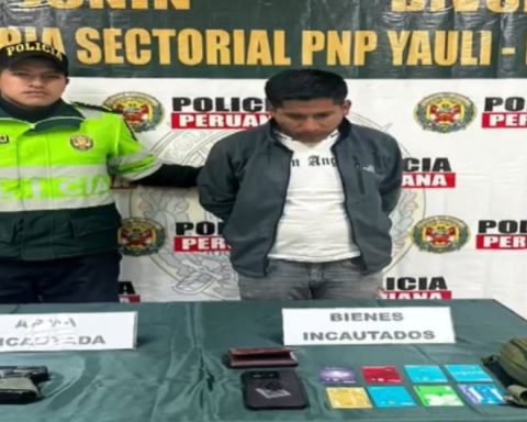 They arrest a young man with a replica of a firearm in the Paccha cemetery during the Day of the Dead