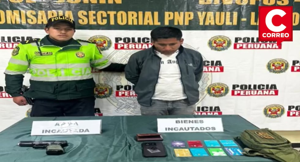 They arrest a young man with a replica of a firearm in the Paccha cemetery during the Day of the Dead