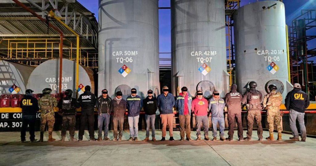 They arrest eight men and seize 250,000 liters of hydrocarbons in Veracruz