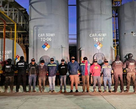 They arrest eight men and seize 250,000 liters of hydrocarbons in Veracruz