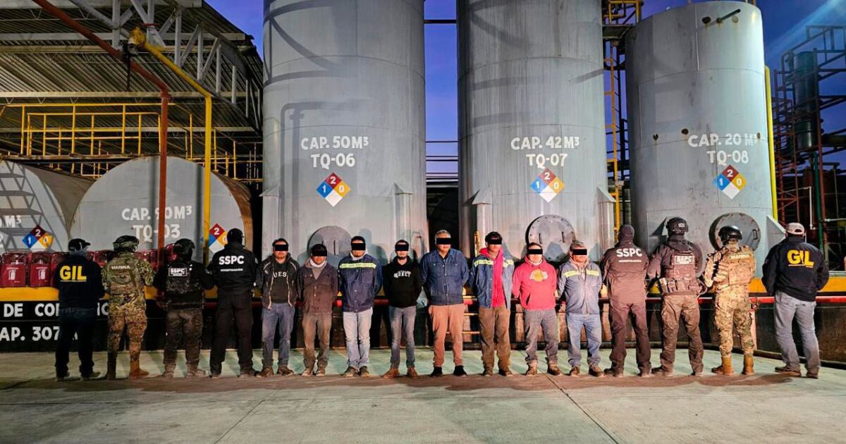 They arrest eight men and seize 250,000 liters of hydrocarbons in Veracruz