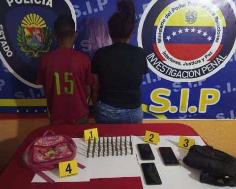 They arrested 10 subjects with war material