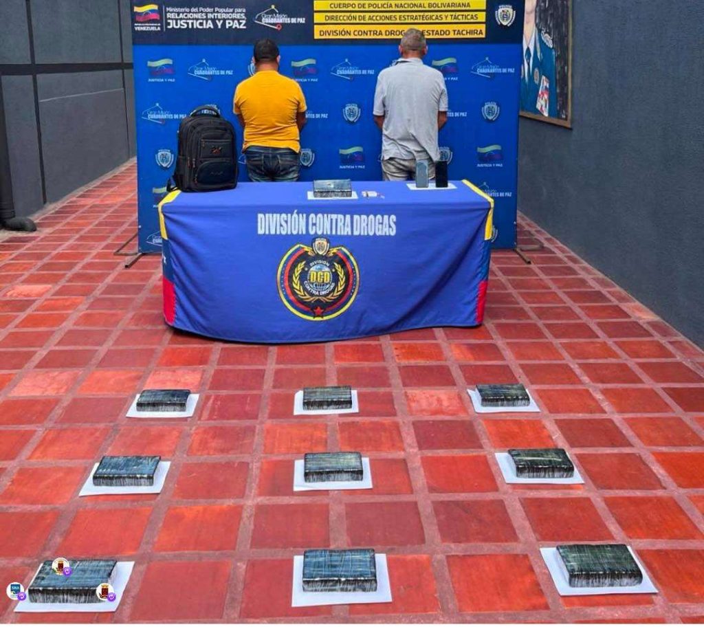 They arrested two Colombians and seized 10 panels of cocaine