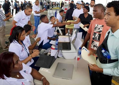 They offer 7,012 vacancies during the Ministry of Labor's employment day