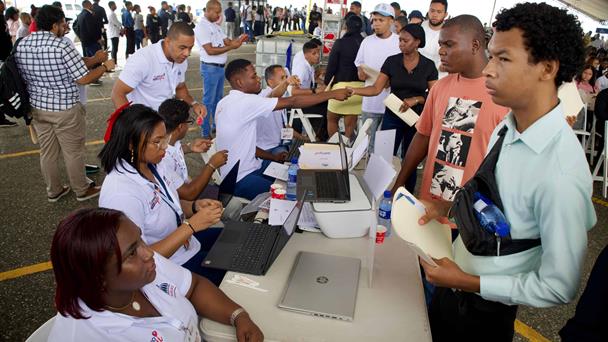 They offer 7,012 vacancies during the Ministry of Labor's employment day