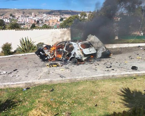 They offer a $100 million reward for those responsible for abandoning a car bomb near the Tunja Battalion