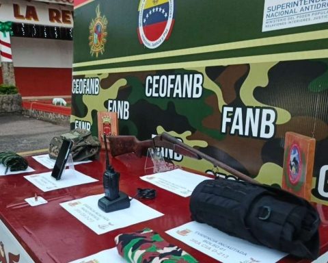 They seize 2 rifles from members of the Los Zacarías gang