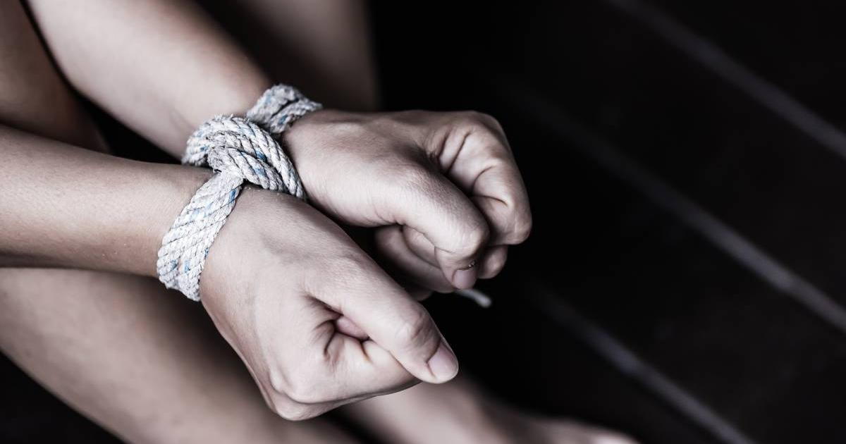 They take the life of one of the 5 kidnapped in Tibú and free a married couple