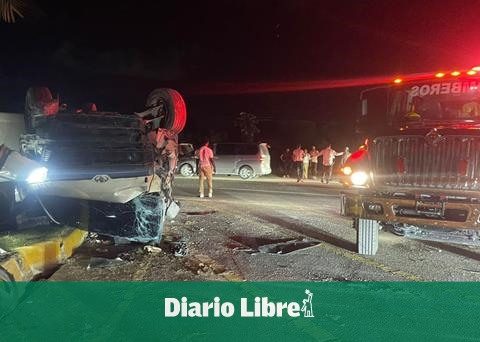 Three injured after minibus overturns in Bávaro