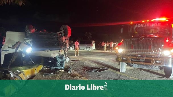Three injured after minibus overturns in Bávaro