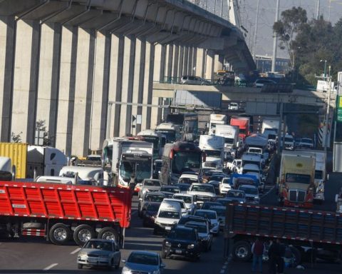 Transporters free some main roads after several hours of blockages