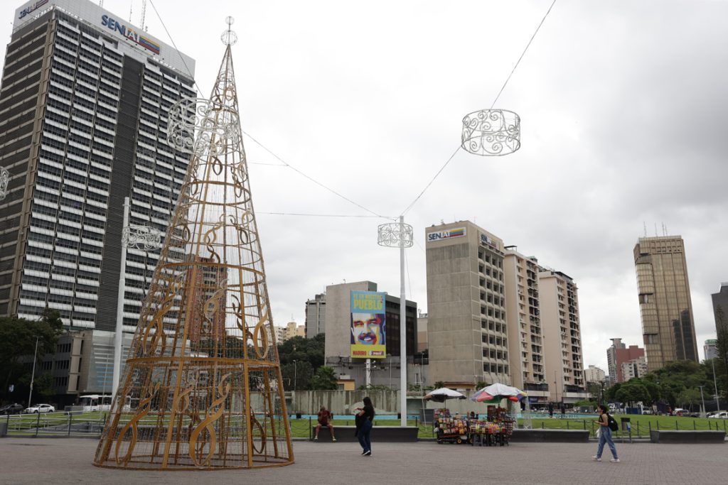 Trump warns that Venezuelan airspace be considered “completely closed”