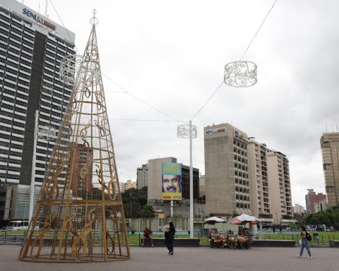 Trump warns that Venezuelan airspace be considered “completely closed”