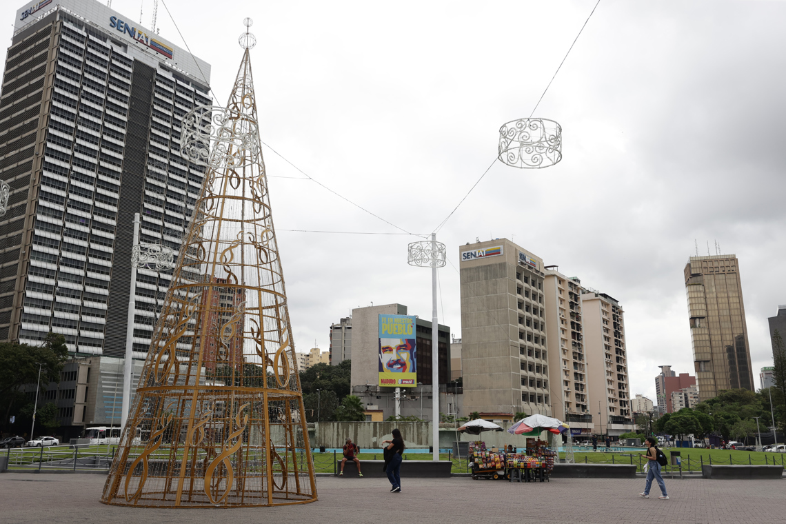 Trump warns that Venezuelan airspace be considered “completely closed”